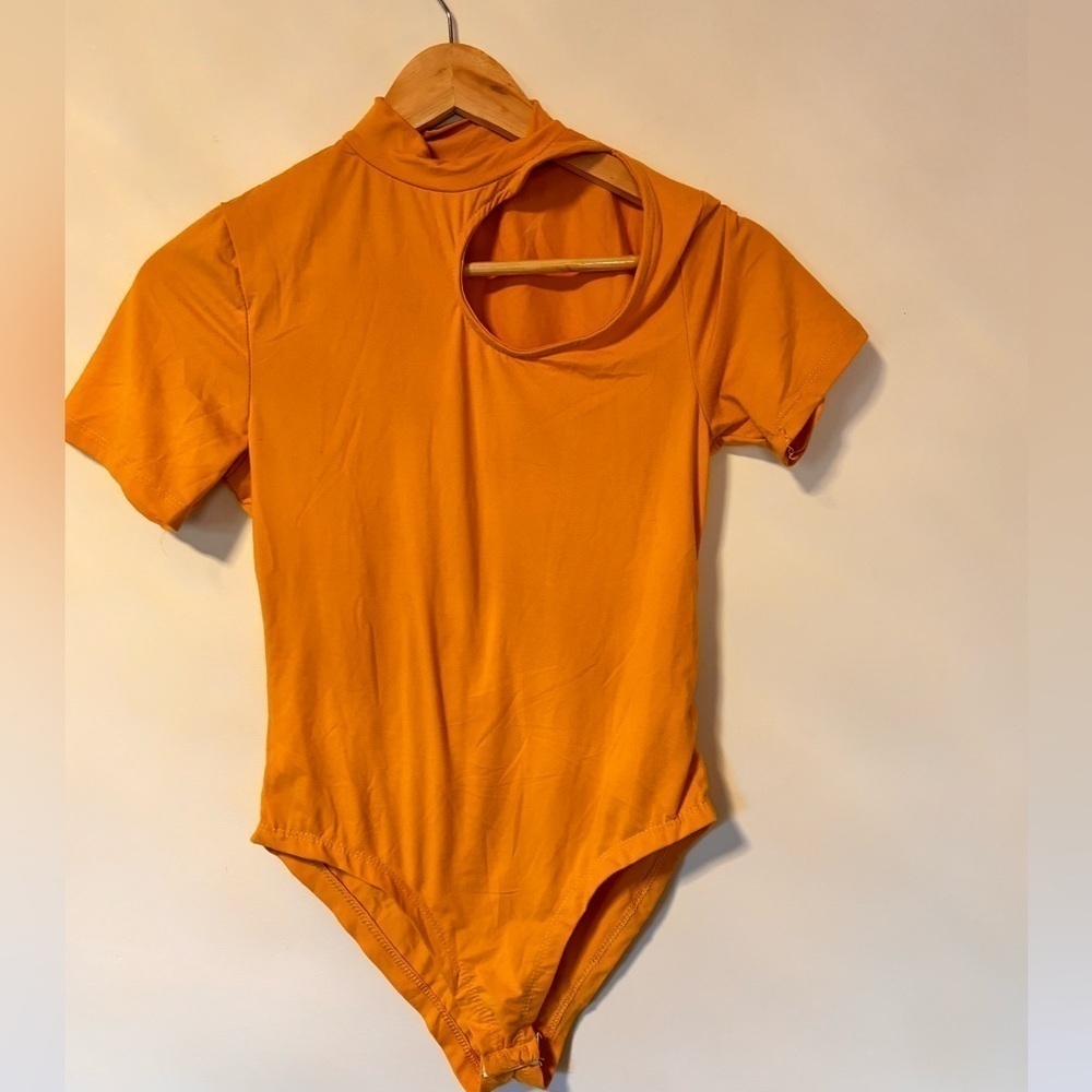 Top Model-orange, soft bodysuit with shoulder cutout